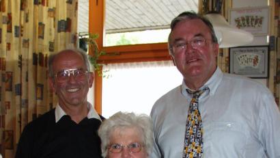 Bild: dob
Bereits zum 15-jährigen der MS-Gruppe stand Gisela Maier im Mittelpunkt der Feier und wurde vom damaligen Stadtpfarrer Franz Winklmann (links) und Bürgermeister Josef Zilbauer (rechts) für ihr Engagement gewürdigt. 15 Jahre sind seither schon wieder vergangen.