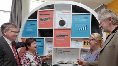 Bild: Wolfgang Steinbacher
Oberbürgermeister Michael Cerny, Heimleiterin Renate Rauch, Kristina Krötzsch von Sega und Georg Pilhofer (von links) von der gerontopsychiatrischen Koordinationsstelle Oberpfalz vor der Wanderausstellung, die derzeit im Heilig-Geist-Stift zu sehen ist.