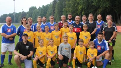 Bild: kro
Historisches Gruppenbild der E- und F-Junioren des ASV Waldsassen mit ihren Eltern. Der Sieg ging an die Kinder. Das Schiedsrichter-Gespann´hatte mit der fairen Partie keinerlei Probleme.