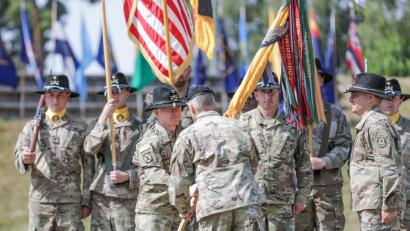 Bild: 1st Lt. Ellen Brabo
Brigadegeneral Christopher C. LaNeve (Mitte) übergibt die Regimentsfahne Oberst Thomas M. Hough (links). Er beerbte Oberst Patrick J. Ellis als Kommandeur des 2. US-Kavallerieregiments.