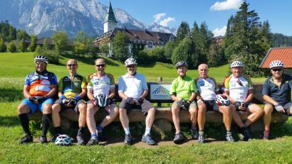 Bild: sm
Vor der berühmten Kulisse von Schloss Elmau lassen sich die SV-Radler zur Rast nieder.