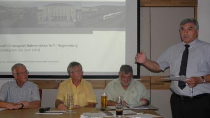 Bild: Amann
Der Bundestagsabgeordnete Karl Holmeier (rechts) zeigte sich zuversichtlich, dass für Nabburg gute Lärmschutz-Lösungen gefunden werden. Mit im Bild (von links) die BI-Sprecher Anton Schopper und Herbert Zweck sowie Bürgermeister Armin Schärtl.