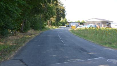 Bild: dob
Der Ausbau des Hütbrunnenwegs verlangt eine Vollsperrung. Bis zum Oktober müssen sich Autofahrer gedulden. Schäden sind deutlich zu sehen.