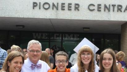 Bild: exb
Theresa Frey (Zweite von links) und ihre Gastfamilie bei der Abschlussfeier an der High School in Amerika.