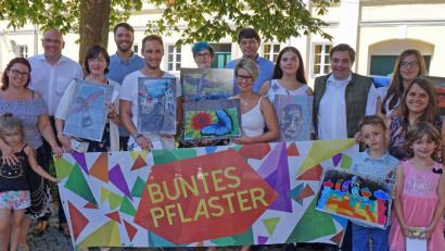 Bild: exb
Strahlende Gesichter gab es bei der Preisverleihung mit (von links) Kunstlehrerin und Jurorin Eva Konz, Oberbürgermeister Oliver Weigel, Gewinnerin Barbara Hörl, Festivalleiter Dominik Hartmann, Gewinner Martin Thüring, Gewinnerin Tatjana Thüring, Gewinnerin Teresa Bühring, ESM-Marketingleiter Stefan Rosenbaum, Gewinnerin Laura Rothe, Festivalleiter Sebastian Macht, Gewinnerin Sarah Mratzek und dem Team des Neuen Kinderhorts am Klinikum.