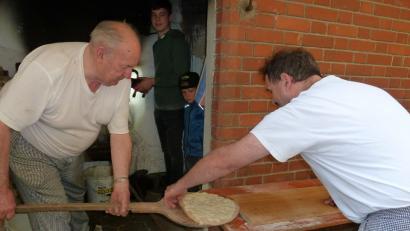 Bild: bir
Die Bäckermeister Seer sorgen dafür, dass zum 30. Hohenthaner Backofenfest genügend Bauernbrot sowie leckere Schmier-, Käse- und Speckkuchen für die Besucher vorhanden sind.