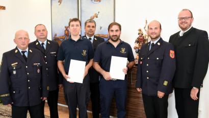 Bild: bgm
Landrat Andreas Meier (vorne, von rechts) und Kreisbrandrat Marco Saller ernannten Manuel Bock und Gregor Neumeier zu den neuen Leitern der UG-ÖEL. Dazu gratulierten auch die Kreisbrandinspektoren Martin List (von links), Martin Weig und Wolfgang Schwarz.