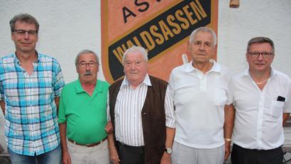 Bild: kro
Der besondere Stolz des ASV Waldsassen, die anwesenden Gründungsmitglieder. Unser Bild zeigt von links 2. Vorsitzenden Robert Hahn, Hemut Tragl, Konrad Giehl, Richard Böhme und Vorsitzender Günther Heß.