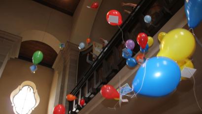 Bild: (ads)
Für Spannung und Freude sorgte der Luftballonregen mit Wunschkarten für ein glückliches Leben am Ende des Familiengottesdienstes, der das Pfarrfest einläutete.