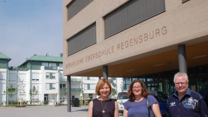 Bild: Hanna Gibbs
SPD-Landtagsabgeordnete Margit Wild (von links) sowie Anna Forstner und Sandro Fleischmann, Lehrer und GEW-Vertreter, riefen in Regensburg dazu auf, Lehrkräfte im Sommer nicht mehr in die Arbeitslosigkeit zu schicken.