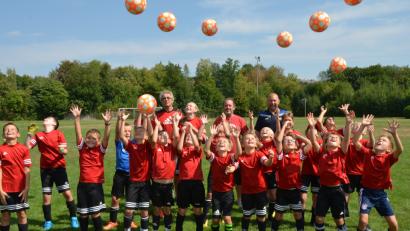 Bild: dob
21 Jungs und Mädels sind auch heuer wieder bei den "SuperStarSoccer"-Fußballcamp-Tagen im Sportzentrum dabei und haben viel Spaß.
