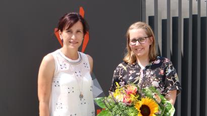 Bild: exb
Bürgermeisterin Tanja Schiffmann verabschiedet Susanne Moldaschl (rechts) mit Blumen.