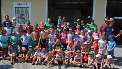 Bild: jr
Großes Interesse fand das "Spiel ohne Grenzen" der Feuerwehr und des Burschenvereins. 45 Kinder genossen bei der Hitze die kühlenden Wasserspiele.