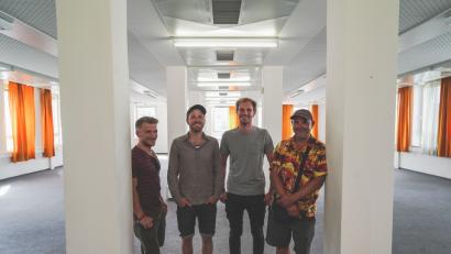 Bild: Lukas Meister
Ein Großraumbüro in der ehemaligen Hauptpost wollen sie in einen Live-Club verwandeln. Die „Sündikat“-Mitstreiter (von links) Georg Weig, Lukas Höllerer, Christian Gold und Roland Pötzl basteln an der „Sünde 2018“.