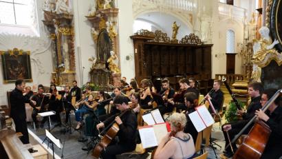 Bild: do
Die Sprache der Musik tragen angehende Profimusiker aufs Land. Das Festival junger Künstler Bayreuth macht es möglich. Am Mittwochabend gastiert in Speinshart das Kammerorchester der Musikakademie „Gheorghe Dima“ aus Cluj-Napoca (Klausenburg). Es dirigiert Cristian Sandu.