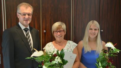 Bild: jr
Gerhard Freundl von der gleichnamigen Mitterteicher Steuerberaterkanzlei ehrte Brigitte Schröter (Mitte) und Sandra Schön.