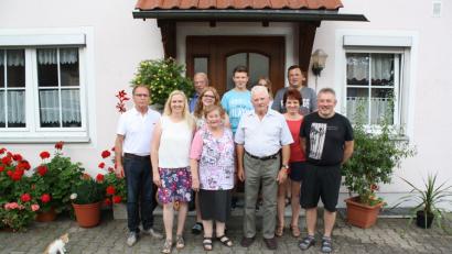 Bild: bjp
Im Kreis von Familie und Freunden feierten Christa und Willi Steiner aus Friedersreuth (vorn Mitte) Goldene Hochzeit.