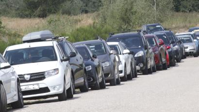 Bild: Hirsch
Die Parkmoral am Steinberger See ist nicht optimal.Der Gemeinderat will für mehr Ordnung sorgen. Dazu sollen Gebühren einerseits und Kontrollen andererseits dienen.