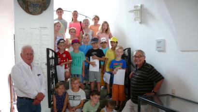 Bild: kgg
Die Kinder bei ihrer Zeitreise im Stiftlandmuseum, zusammen mit Manfred Brunner (rechts) und Walter Fiedler.