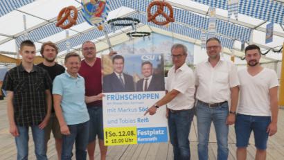 Bild: jzk
Matthias Wöhrl, Peter Ferber, Tobias Reiß, Armin Schinner, Werner Nickl, Hans Prieschenk und Marco Schäffler (von links) haben das neue Datum „12.8. 18 Uhr“ deutlich sichtbar am Plakat angebracht.
