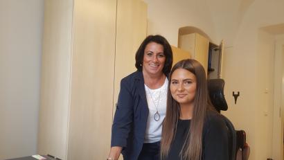Bild: ubb
Büroleiterin Anita Hammerer vom Versicherungsbüro Dyrbusch & Uhle (links) hat die FOS-Schülerin Sarah Patzina unter ihre Fittiche genommen.