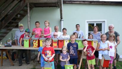 Bild: bey
Stolz präsentieren die Kinder ihre selbst gebauten Nistkästen.