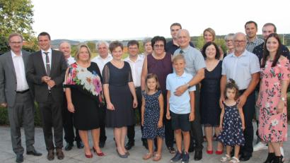 Bild: dl
Bürgermeister Walter Schauer (Neunter von rechts) mit seiner Familie, Kollegen, Pfarrer Eugen Wismeth (Fünfter von links) und weiteren Ehrengästen. Sein ehrenamtliches Engagement würdigten MdL Alexander Flierl, Landrat Thomas Ebeling und Dritter Bürgermeister Josef Mösbauer (von links).