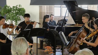 Bild: Wolfgang Steinbacher
Mit Dvoraks Klavier Quintett in A-Dur op 81 eröffnen Aihua Zhang und Angkun Uabamrungjit (beide Violine), Yagmur Erdogan (Viola), Johannes Buehler (Cello) und Shu-Han Shan (Klavier) das mitreißende zweite Konzert ausgewählter Preisträger im Rahmen des SRIMF.