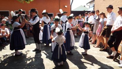 Bild: e
Der Tanz des Trachtler-Nachwuchses war nicht von schlechten Eltern. Da mussten sich hinterher die „Profis“ anstrengen.