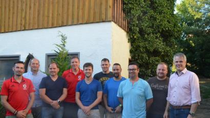 Bild: jub
Die neue Truppe in der Spartenleitung. Von links: Sandro Lugert (Spartenleiter), Jürgen Lugert (TSV-Vorsitzender), Thomas Scheinkönig (Schriftführer), Michael Sigritz (Stellvertreter), Manuel Überall (Seniorenbereich), Klaus Windschügl (Verantwortlicher VIP-Raum), Matthias Möschl (Spielleiter Alte Herren), Benedikt Gradl (Beauftragter Arbeit am Fußballplatz) sowie Bürgermeister Thomas Meiler.