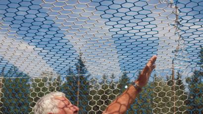 Bild: sön
Erich Hammer, der als Gründungsmitglied den SV Vilshofen einst aus der Taufe gehoben hat, zeigt den Schaden am vorübergehend notdürftig zusammegflickten Tornetz.