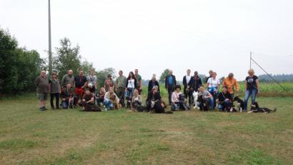 Bild: hä
Alle Teilnehmern des Hundeführerkurs mit ihren Vierbeinern haben gute Ergebnisse vorzuweisen. Hundeobmann Siegfried Herzog, Richterin und Hundeobfrau Ute Ehbauer (links) loben die Tirschenreuther.
