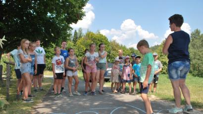 Bild: exb
Einen spannenden Nachmittag erleben die Kinder mit dem Obst- und Gartenbauverein Fürnried.