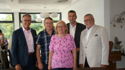 Bild: exb
Heimatkreis-Vorsitzende Regine Löffler-Klemsche (Mitte) freute sich über das Interesse der Gäste bei der Jahreshauptversammlung. Gekommen waren Tirschenreuths Bürgermeister Franz Stahl, Heimatkreis-Mitglied Bruno Klemsche, Franz Schöner, dritter Bürgermeister in Mähring und Siegbert Ortmann, BdV-Landesvorsitzender.