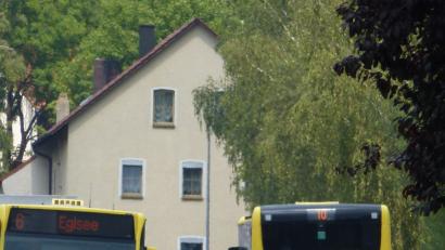 Bild: (exb)
Citybusse fahren auf der Frühlingstraße. Den zusätzlichen Baustellenverkehr empfinden die Anwohner als Belastung.