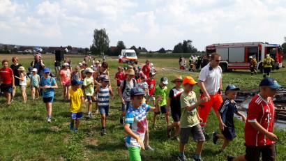 Bild: hir
Feuerwehr und Wasserwacht Pfreimd gestalten zusammen mit dem BRK Pfreimd als Teil des Ferienprogramms der Pfarrei eine spannende Übung für zahlreiche Kinder.