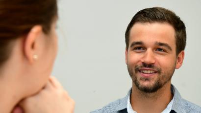 Bild: Petra Hartl
Fabian Häusler im Interview mit der Amberger Zeitung.