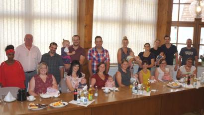 Bild: weu
Zum vierten Mal in diesem Jahr begrüßte Bürgermeister Heinz Weigl (links) die neuen Erdenbürger mit ihren Eltern im Rathaus.