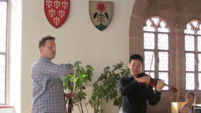 Bild: aks
Kaum in Sulzbach-Rosenberg angekommen, widmet sich der renommierte Violinist Nikolaj Znaider (links) voller Elan seinen Meisterschülern.