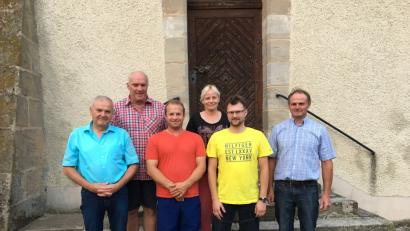 Bild: exb
Herbert und Christian Schwendner, Simone Sommerey, Andreas Rauch sowie Michael Nusstein (ab Zweiter von links) bilden die neue Führungsriege des Kapellenbauvereins. Ihnen dankt Bürgermeister Günter Kopp (links) für das Engagement.