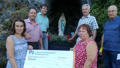 Bild: exb
Für die "neue Madonna" ist die Spende bestimmt, die OWV-Vorsitzende Christine Hundhammer (vorne, rechts) entgegennimmt. Mit dabei (von links): Silvia Korsche-Ströhl, Josef Burkhard, Martin Bodenmeier, Franz Bringer und Josef Langgärtner.