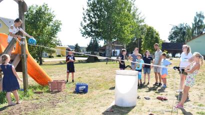 Bild: fjo
Als schwieriges Unterfangen erweist sich für viele Teilnehmer das Balancieren eines Spielballs auf zwei Seilen.