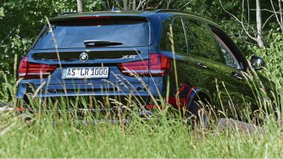 Bild: Petra Hartl
Ein fotografischer Hauch von der Jagd nach einem X 5-Erlkönig: Wie viele PS stecken unter der Haube des Landrats-Dienstwagens?