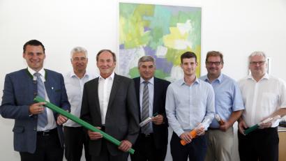 Bild: Hösamer
Landrat Thomas Ebeling, Peter Pollinger, Rudolf Reger (beide Landratsamt), Bundestagsabgeordneter Karl Holmeier, Regers Nachfolger Dominik Hauser und Rainer Kolloch sowie Berater Siegfried Schollerer (von links) zeigten den aktuellen Stand der Breitband-Versorgung im Landkreis auf.