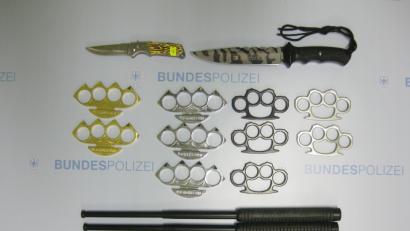Bild: Bundespolizei Waidhaus
Dieses Waffenarsenal war angeblich ein Geschenk der Familie an einen jungen Mann aus NRW.