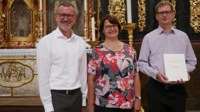 Bild: tr
Pfarrer Thomas Vogl, Frauenbund-Vorsitzende Elfriede Rosner und Kirchenmusikdirektor Andreas Sagstetter (von links) haben noch alle Hände voll zu tun, bis alles perfekt für den Fernsehgottesdienst am Mittwoch vorbereitet ist.