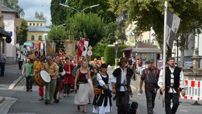 Bild: jr
Michael Fuchs (Mitte), Vorsitzender der „Hundlinge“, führte den Festzug durch die Innenstadt an.