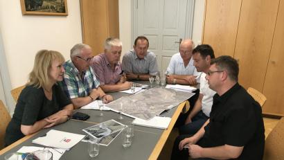 Bild: exb
Straßenbauprojekte sind Thema der SPD-Runde um Behördenchef Henner Wasmuth (Dritter von rechts) und Abteilungsleiter Stefan Noll (rechts) vom Staatlichen Bauamt. Von links: Brigitte Bachmann, Winfried Franz, Reinhold Strobl, Richard Gaßner und Uwe Bergmann.