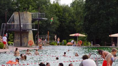 Bild: bkr
Das Naturerlebnisbad mit seinen vielseitigen Einrichtungen genießt große Anziehungskraft. Aufgrund der langen Hitzeperiode ist sogar ein neuer Besucherrekord in Reichweite.