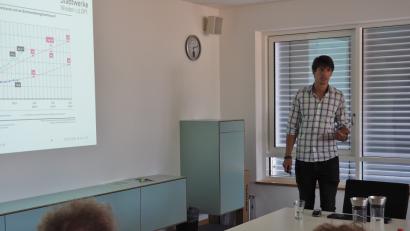 Bild: Bühner
In Weiden besteht ein großer Bedarf nach zusätzlichen dezentralen erneuerbaren Energien, erläutert der Energiewirtschaftsmanager Thorsten Witzer in seinem Vortrag.